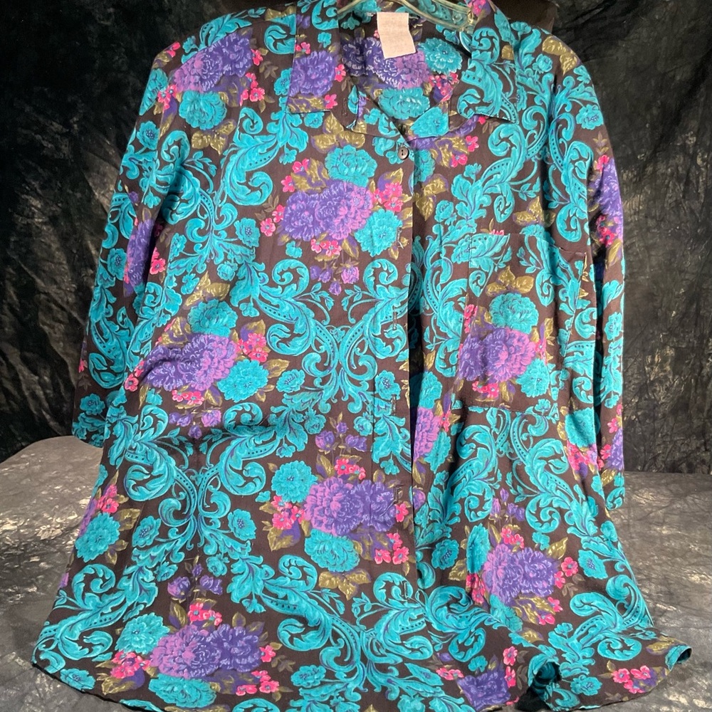 Floral print blouse.